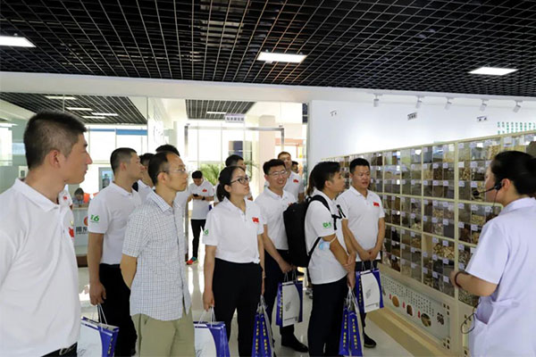 参观集团科技中心 参观集团科技中心