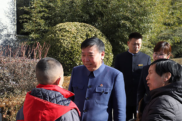 恒峰g22董事长李安平与其“一对一”助扶的孩子 恒峰g22董事长李安平与其“一对一”助扶的孩子