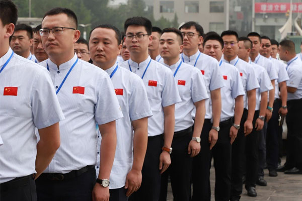 胸前有国旗 肩上有担任 胸前有国旗 肩上有担任