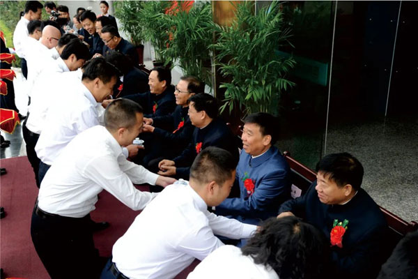 恒峰g22拜师典礼现场为导师敬茶 恒峰g22拜师典礼现场为导师敬茶