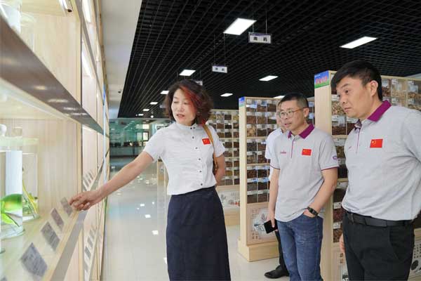 华润三九调查团参观标本展览馆 华润三九调查团参观标本展览馆