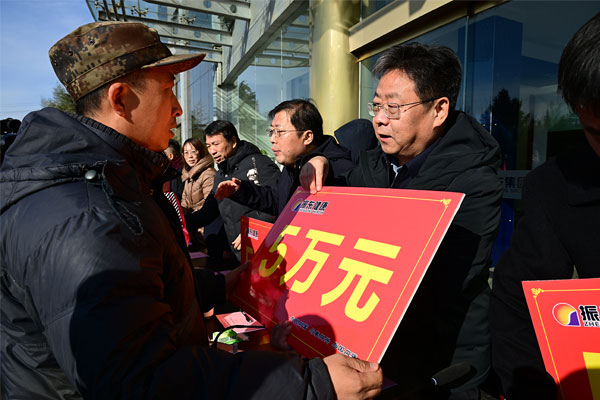 为孤儿、重症大病特困家庭代表发放赞助金 为孤儿、重症大病特困家庭代表发放赞助金