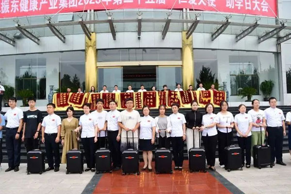员工对受助学生进行结对助扶 员工对受助学生进行结对助扶